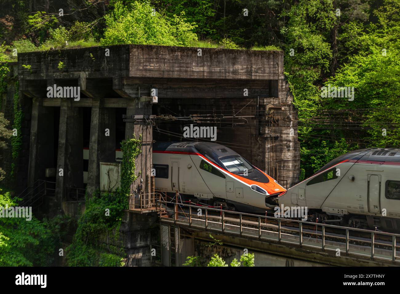 Treno rosso ad alta velocità dall'Italia alla Svizzera vicino alla stazione di Varzo Italia 05 11 2024 Foto Stock