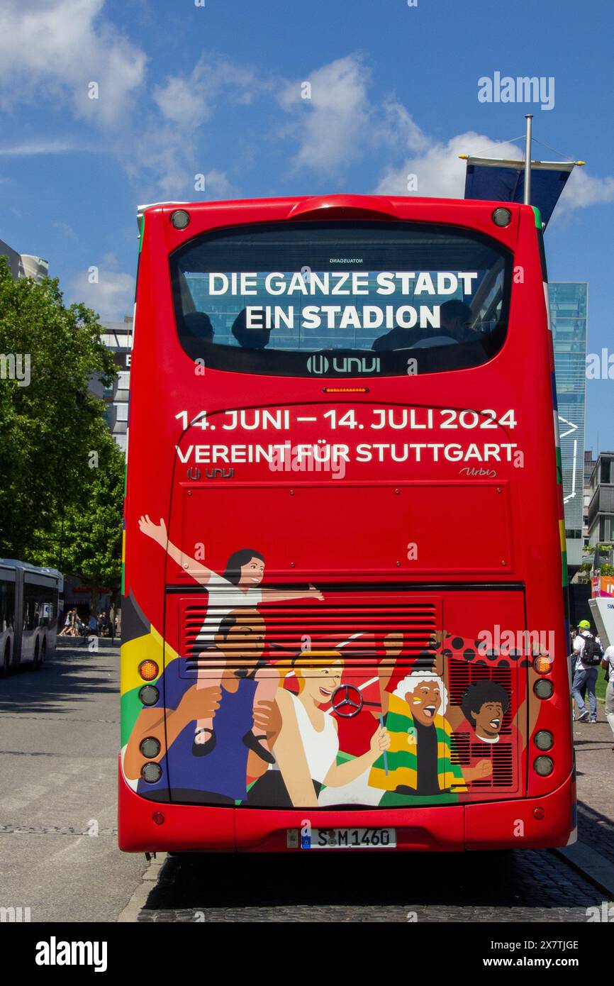 Visita turistica con autobus citytour con design speciale UEFA Euro 2024 a Stoccarda, Germania, una delle città ospitanti Foto Stock