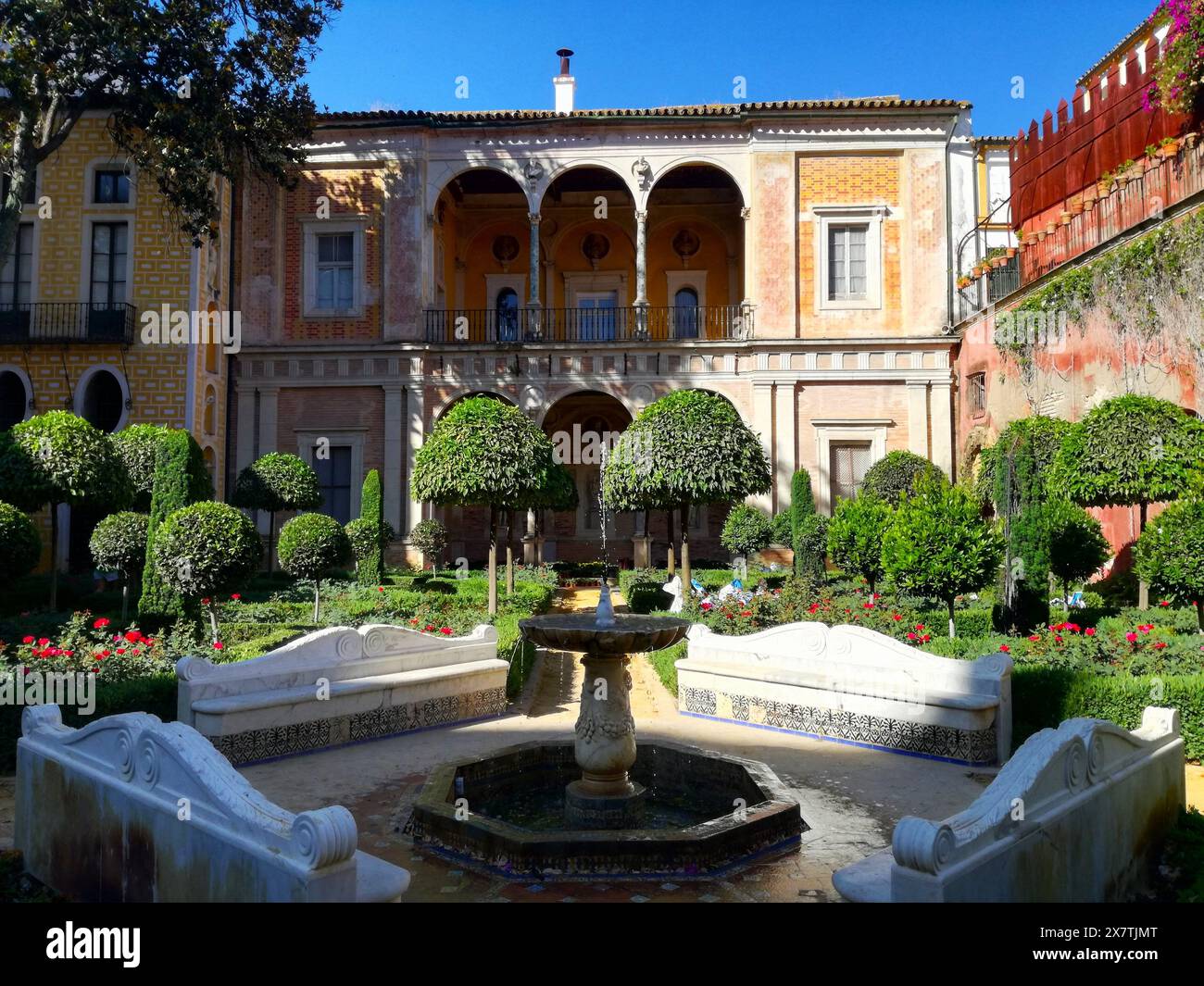 Giardino Jardín grande progettato da Benbenuto Tortello nel palazzo del xvi secolo Casa de Pilatos a Siviglia, Andalusia, Spagna Foto Stock