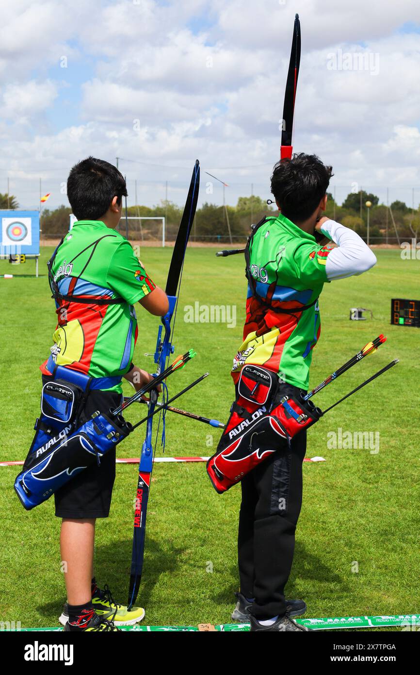 Alicante, Spagna - 8 aprile 2024: Bambini che partecipano a un concorso di tiro con l'arco all'aperto Foto Stock
