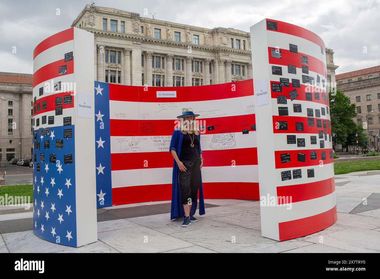 Washington, Stati Uniti. 19 maggio 2024. L'acclamata artista visiva Suzanne Brennan Firstenberg posa per una fotografia con la sua installazione artistica "Alienable Right to Life", al Freedom Plaza di Washington DC il 19 maggio 2024. L'installazione presenta una massiccia bandiera americana creata dai nomi di 1.039 vittime di sparatorie di massa che si sovrappongono a un'immagine della dichiarazione di indipendenza. Elementi aggiuntivi sono una poesia originale che si rivolge a tutte le vittime della violenza armata e un murale circolare per i visitatori per condividere storie personali. (Foto di Probal Rashid/Sipa USA) credito: SIPA USA/Alamy Live News Foto Stock