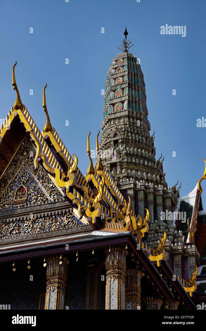 Thailandia, Bangkok, il Palazzo Imperiale, la città imperiale, ornamenti sul tetto di un tempio Foto Stock