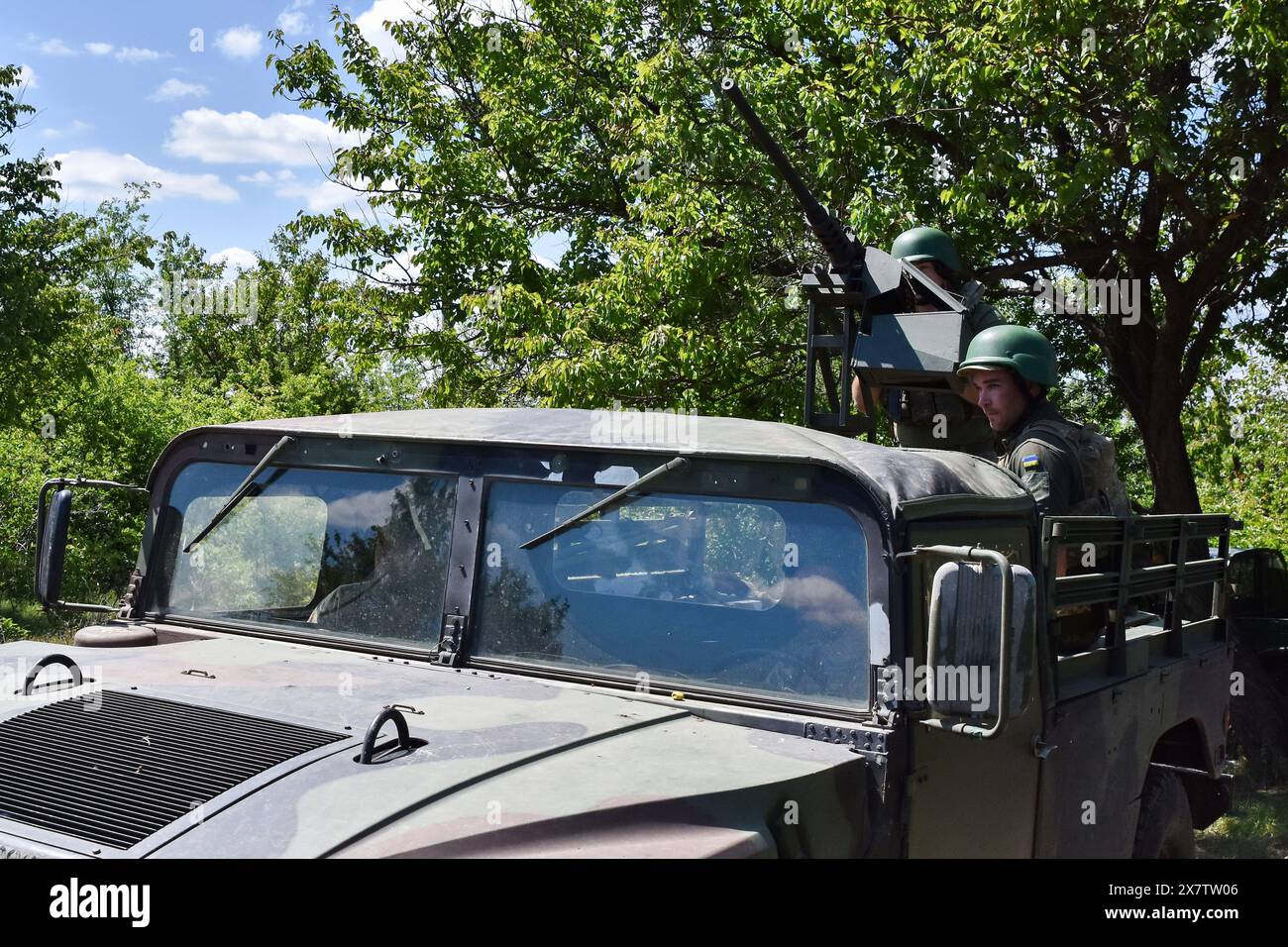 Soldati ucraini dell'unità mobile di difesa aerea della 141a brigata di fanteria separata Ucraina guardia con la loro mitragliatrice pesante Browning m2 sull'Humvee (High Mobility Multipurpose Wheeled Vehicle) in servizio nella regione di Zaporizhzhia. L'efficacia degli attacchi missilistici russi contro l'Ucraina ha registrato di recente un drammatico picco, poiché le munizioni ucraine per i suoi sistemi di difesa aerea sono diminuite a causa del ritardo negli aiuti. La Russia ha intensificato i suoi bombardamenti e ha usato più missili balistici per sfruttare la mancanza di munizioni dell'Ucraina per i suoi sistemi di difesa aerea Patriot. La Russia usa spesso il dro prodotto a basso costo Foto Stock