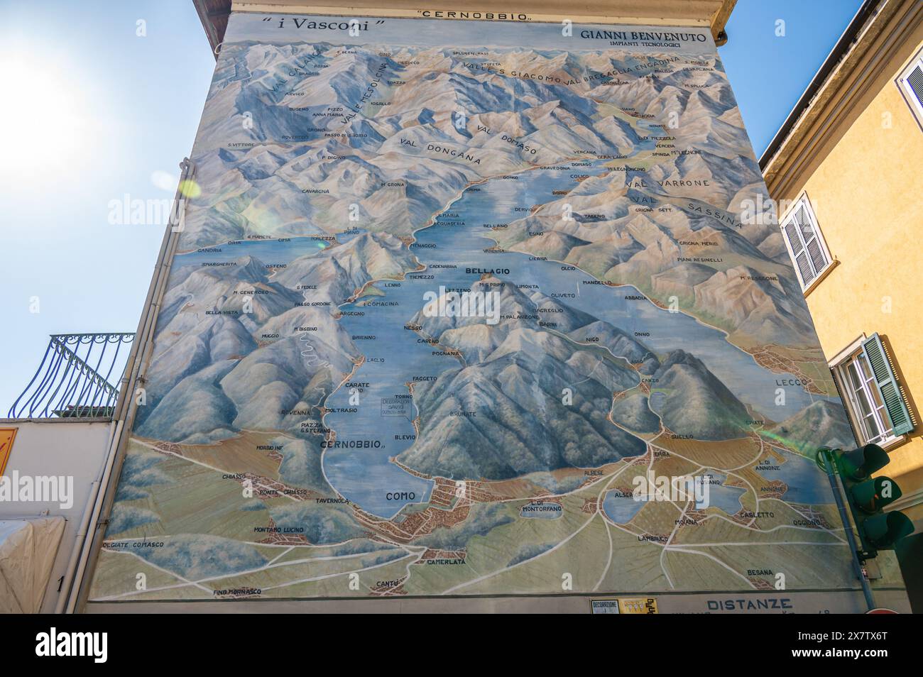 Cernobbio, italia - 03-2023: Affresco di una mappa del Lago di Como sul muro di una casa a Cernobbio Foto Stock Cernobbio, italia - 03-2023: Affresco di una mappa del Lago di Como sul muro di una casa a Cernobbio Foto Stock