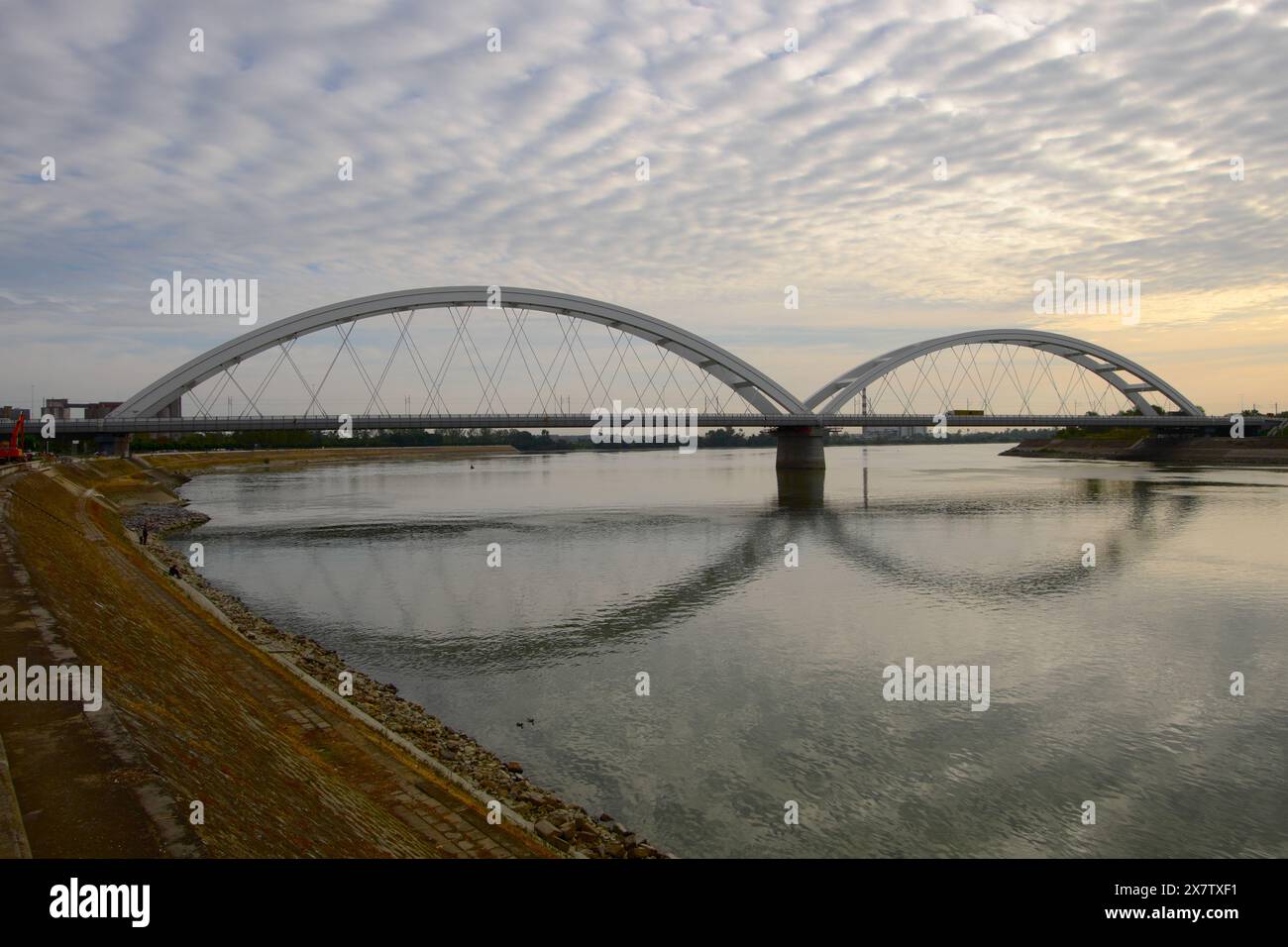 Luce mattutina sul ponte Zezelj sul Danubio a Novi Sad, Vojvodina, Serbia. Il ponte fu distrutto durante il bombardamento NATO del 1999 sulla Jugoslavia Foto Stock
