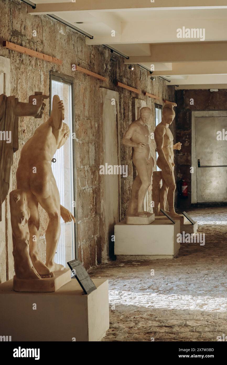 Beaulieu-sur-Mer, Francia - 07.01.2023 : Galleria di sculture presso la famosa villa in stile greco di Kerylos costruita all'inizio del XX secolo sul Rivier francese Foto Stock