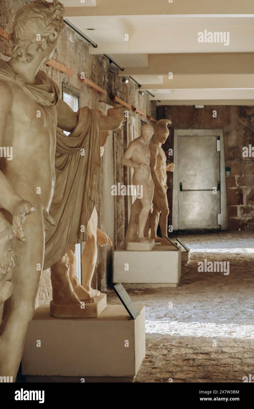 Beaulieu-sur-Mer, Francia - 07.01.2023 : Galleria di sculture presso la famosa villa in stile greco di Kerylos costruita all'inizio del XX secolo sul Rivier francese Foto Stock