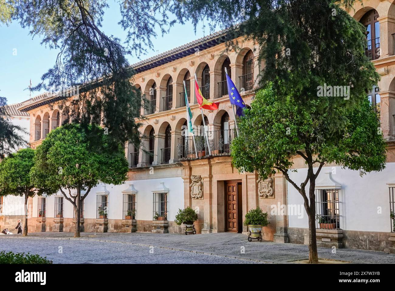 Il Municipio o Ayuntamiento in Plaza Duquesa de Parcent, a Ronda, Provincia di Malaga, Spagna. Il lungo edificio ad arco fu costruito nel 1734 come prigione militare e successivamente convertito in municipio e edificio amministrativo. Foto Stock