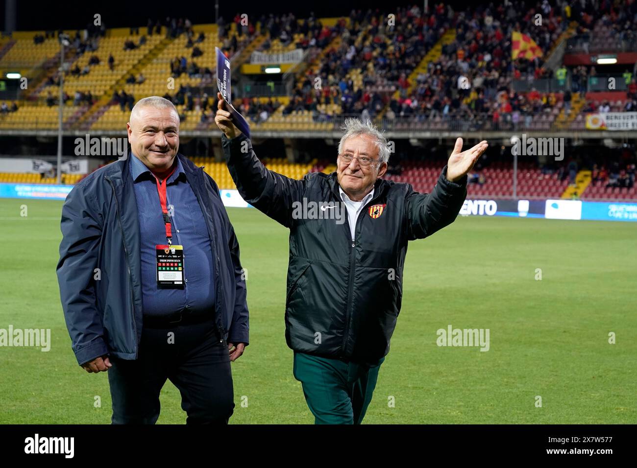 Benevento, Italia. 21 maggio 2024. Giovanni Addazio e Oreste Vigorito premiati per il miglior manto erboso della Lega Pro durante la partita di calcio Benevento vs Torres. Crediti: Mario Taddeo/Alamy Live News Foto Stock