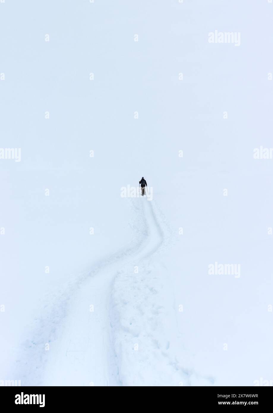 Escursioni con le racchette da neve nel nulla bianco mostrando il concetto di solitudine e solitudine Foto Stock