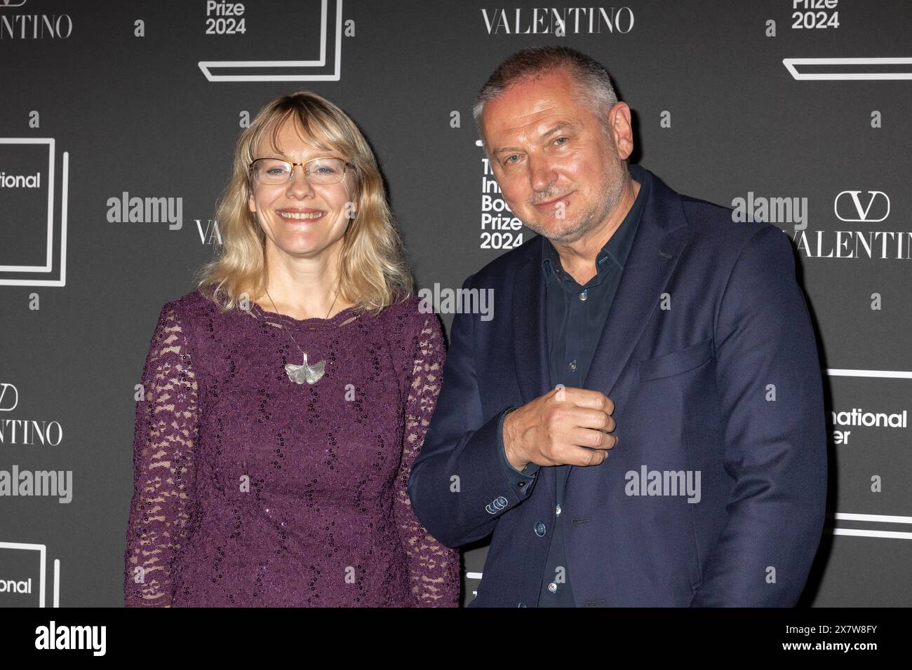 Londra, Regno Unito. Martedì 21 maggio 2024. La traduttrice Angela Rodel e l'autore Georgi Gospodinov, vincitori dell'International Booker Prize 2023, partecipano alla cerimonia International Booker Prize, sponsorizzata da Maison Valentino e tenuta alla Tate Modern di Londra. L'International Booker Prize è il premio più significativo al mondo per una singola opera di narrativa tradotta. Crediti: Katie Collins/EMPICS/Alamy Live News Foto Stock