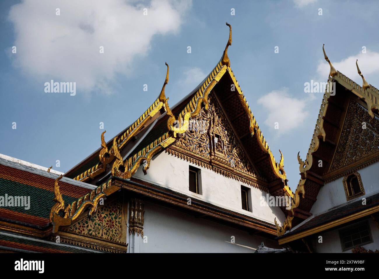 Thailandia, Bangkok, il Palazzo Imperiale, la città imperiale, ornamenti sul tetto di un tempio buddista Foto Stock