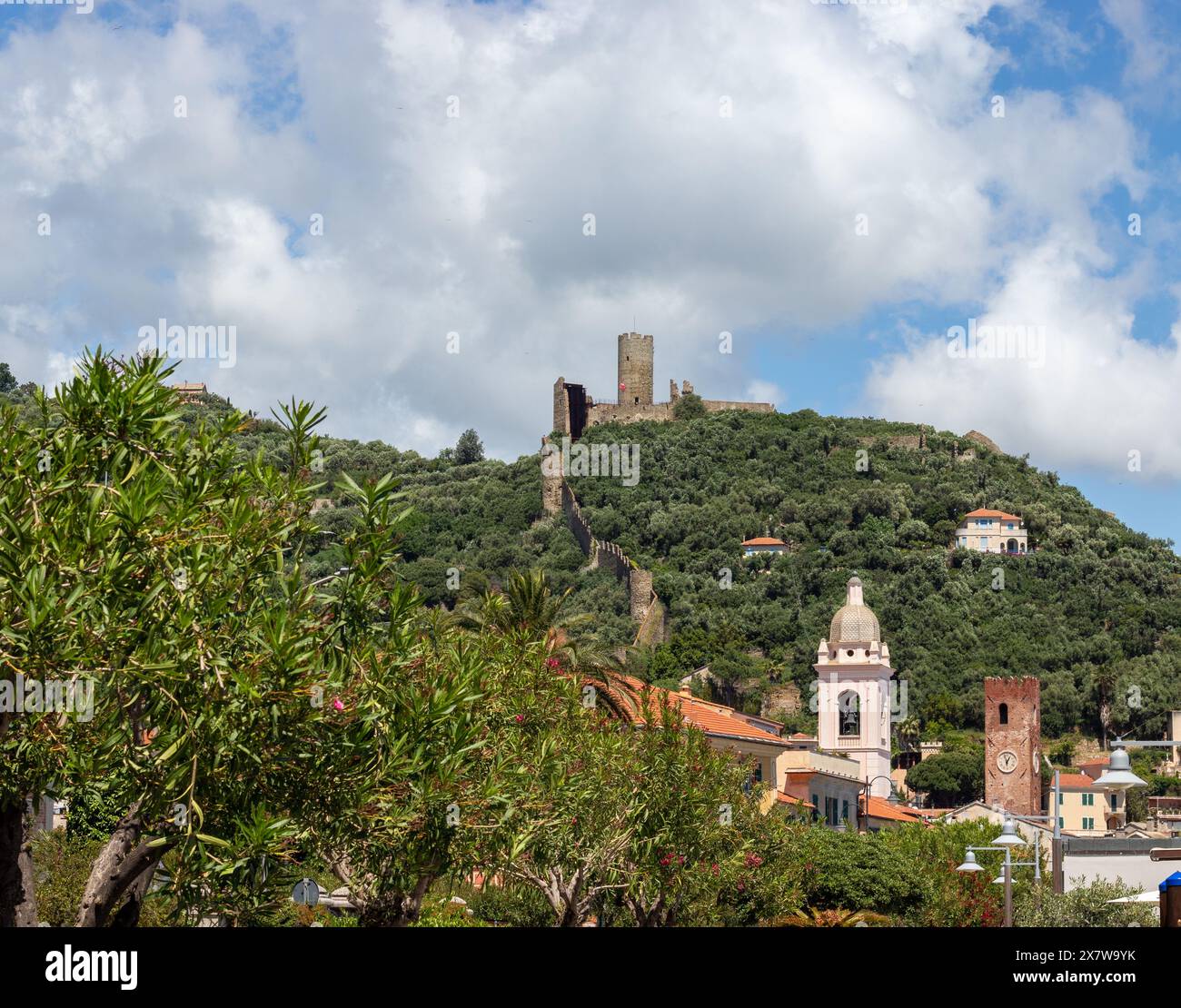 Castello di Monte Ursino nell'antico borgo di Noli sulla Riviera Ligure. Noli, Ligury, Italia Foto Stock