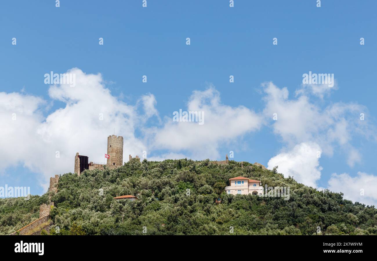 Castello di Monte Ursino nell'antico borgo di Noli sulla Riviera Ligure. Noli, Ligury, Italia Foto Stock