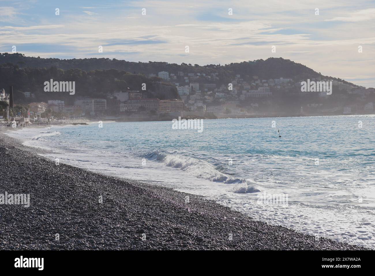 Vista mattutina delle spiagge di Nizza e del mar mediterraneo con le onde Foto Stock