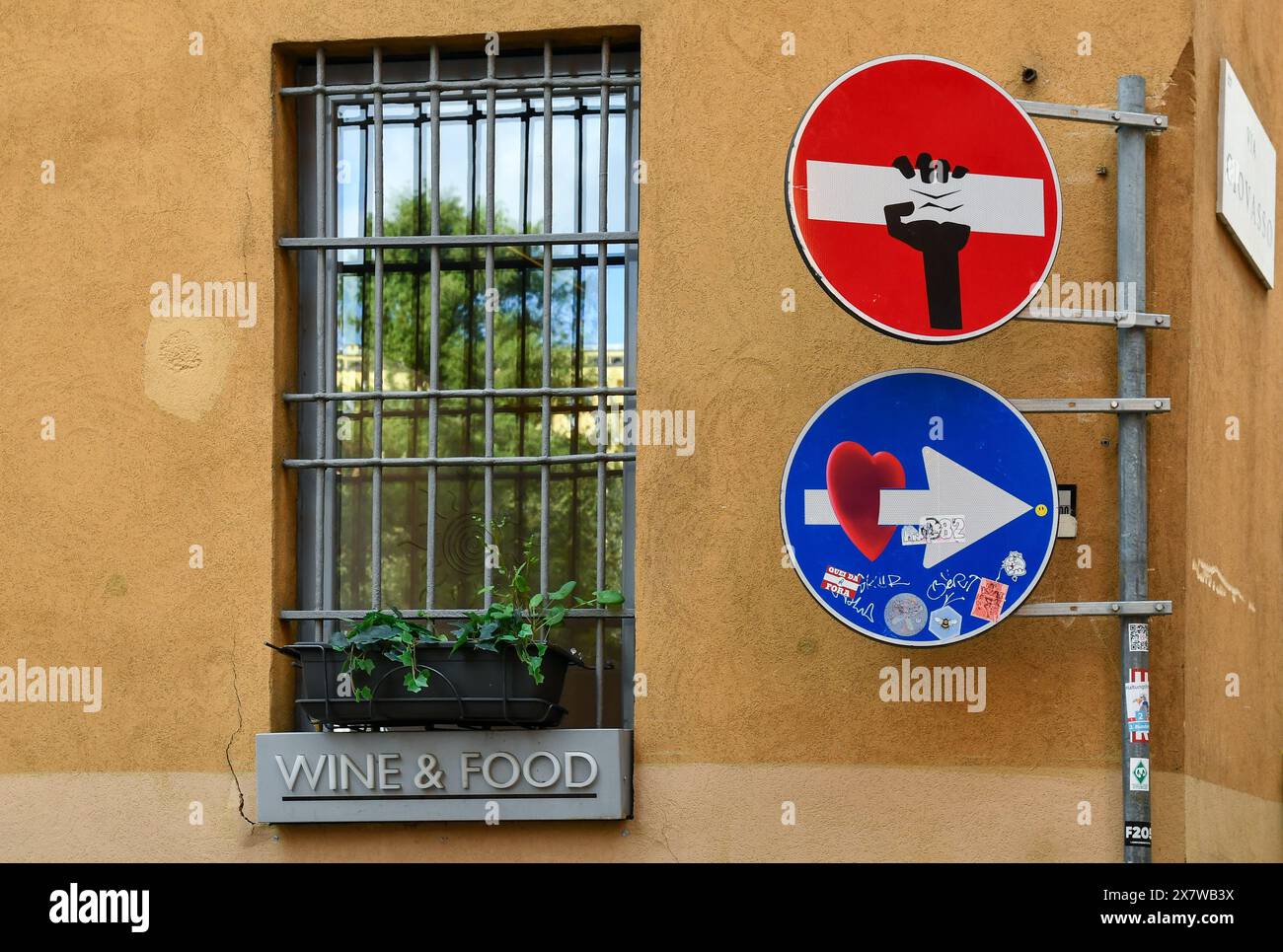 Cartelli stradali trasformati in adesivi stradali da Clet Abraham, artista francese attivo in Italia dal 1990, su un edificio nel quartiere Brera, Milano Foto Stock