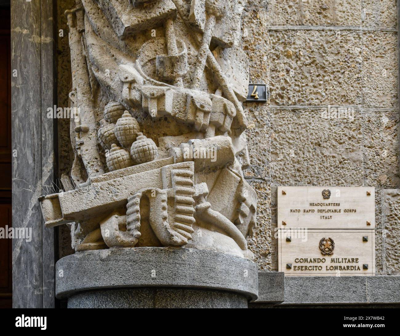 Ingresso a Palazzo Cusani, sede del corpo rapido mobilitabile NATO e del comando militare Lombardo dell'Esercito, con tema militare in altorilievo, Milano Foto Stock