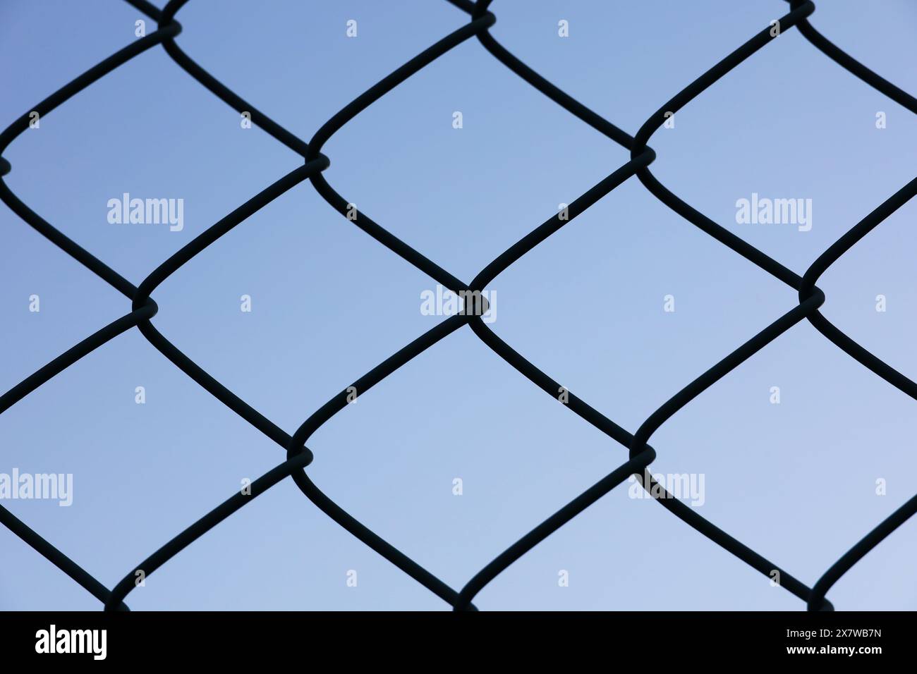 Una recinzione metallica sagomata contro un cielo limpido Foto Stock