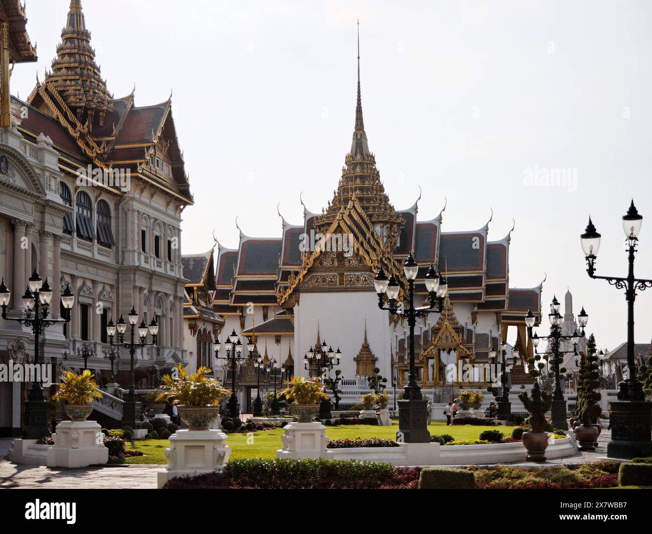 Thailandia, Bangkok, il Palazzo Imperiale, la città imperiale, un tempio buddista e la facciata del palazzo sulla sinistra Foto Stock