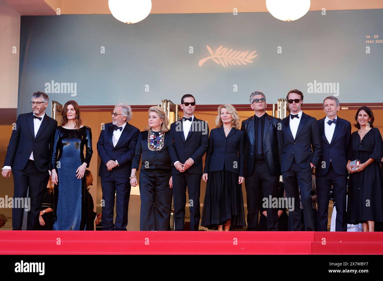 Christophe Honore, chiara Mastroianni, Fabrice Luchini, Catherine Deneuve, Melvil Poupaud, Nicole Garcia, Benjamin Biolay, Hugh Skinner, Philippe Martin und Alexandra Henochsberg bei der Premiere des Kinofilms 'Marcello mio' auf dem Festival de Cannes 2024 / 77. Internationale Filmfestspiele von Cannes im Palais des Festivals. Cannes, 21.05.2024 Foto Stock