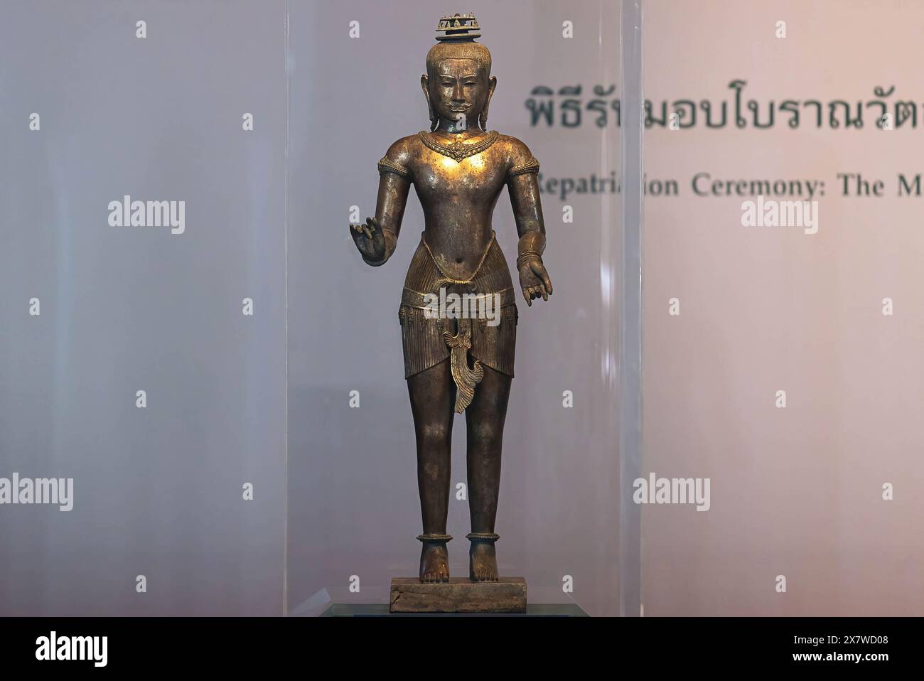 Bangkok, Thailandia. 21 maggio 2024. Una statua in bronzo risalente a 900 anni fa del dio indù Shiva, noto anche come "ragazzo d'Oro", esposta durante una cerimonia di rimpatrio presso il Museo Nazionale della Thailandia. 2 delle antiche statue in bronzo, una statua di 900 anni del dio indù Shiva, noto anche come "ragazzo d'oro" e "donna inginocchiata", sono state restituite dagli Stati Uniti in Thailandia dopo essere state contrabbandate illegalmente dalla Thailandia nel 1975. (Foto di Peerapon Boonyakiat/SOPA Image/Sipa USA) credito: SIPA USA/Alamy Live News Foto Stock