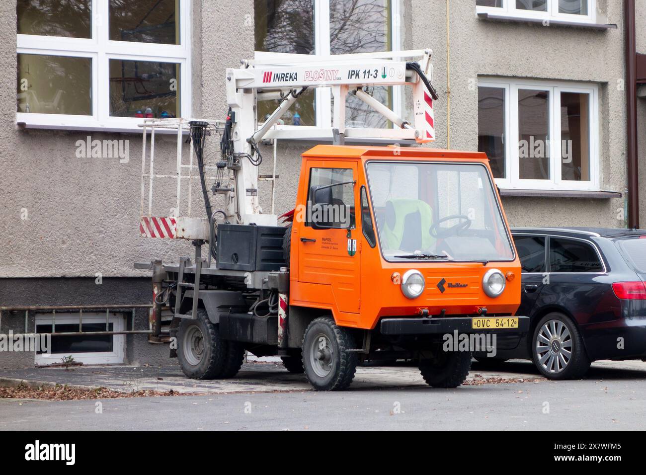 SENOV, REPUBBLICA CECA - 1 DICEMBRE 2014: Multicar tedesco M 25 piccolo camion nei servizi comuni Foto Stock