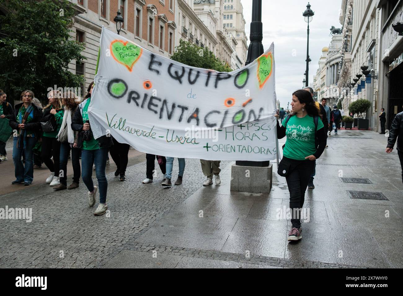 Decine di persone protestano durante una dimostrazione per l'istruzione pubblica nel centro di Madrid, il 21 maggio 2024, a Madrid, in Spagna. Foto Stock