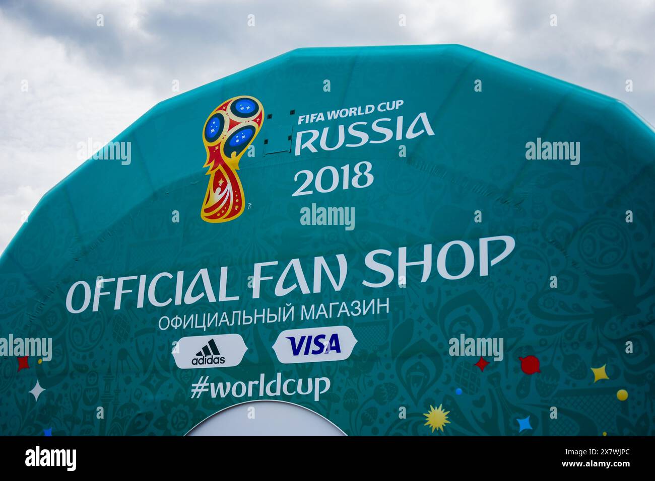 Negozio ufficiale dei fan alla Coppa del mondo FIFA Russia 2018 alla Fest dei fan. Fan shop ufficiale Worldcup Foto Stock
