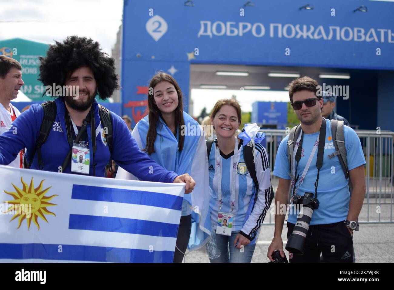 Gruppo di tifosi dell'Uruguay e dell'Argentina al FIFA fan Fest di Mosca in occasione della Coppa del mondo 2018 in Russia Foto Stock