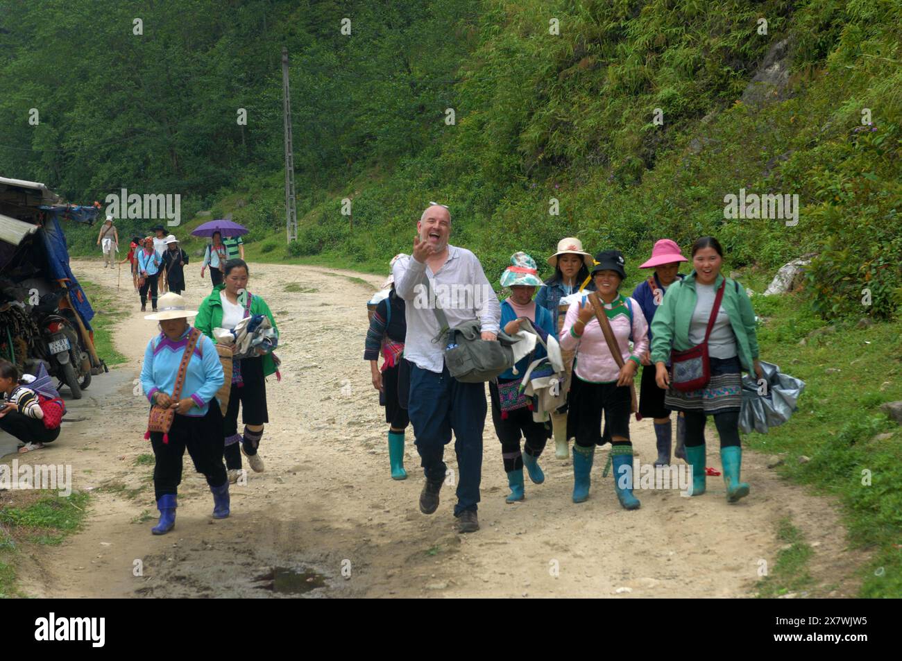 Un tizio caucasico viene molestato da donne locali per comprare souvenir, Cat Cat Village, Sapa, Lao Cai, Vietnam. Foto Stock