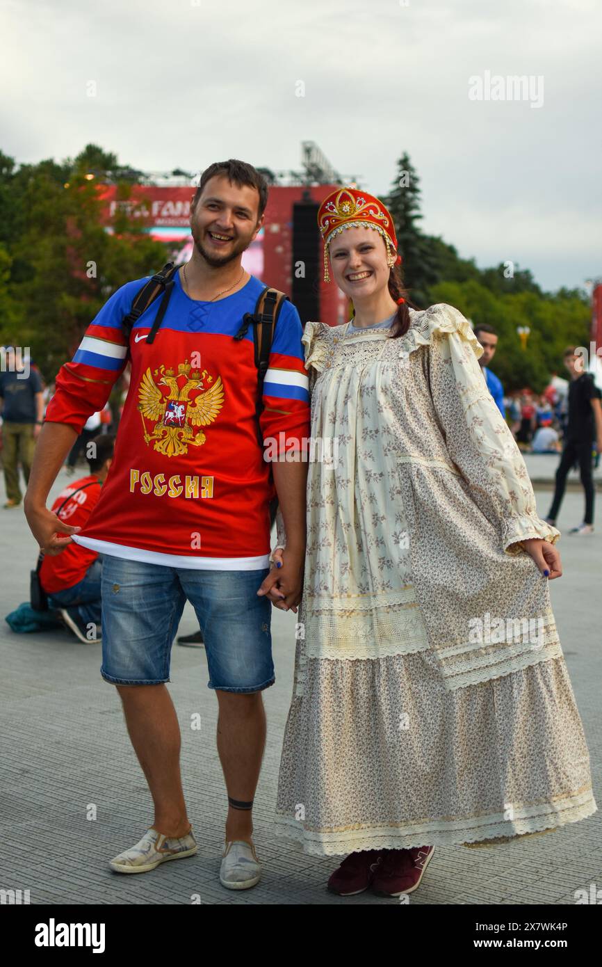 Coppia russa con maglia nazionale di calcio e costume tradizionale al FIFA fan Fest presso l'Università statale Sparrow Hills di Mosca Foto Stock