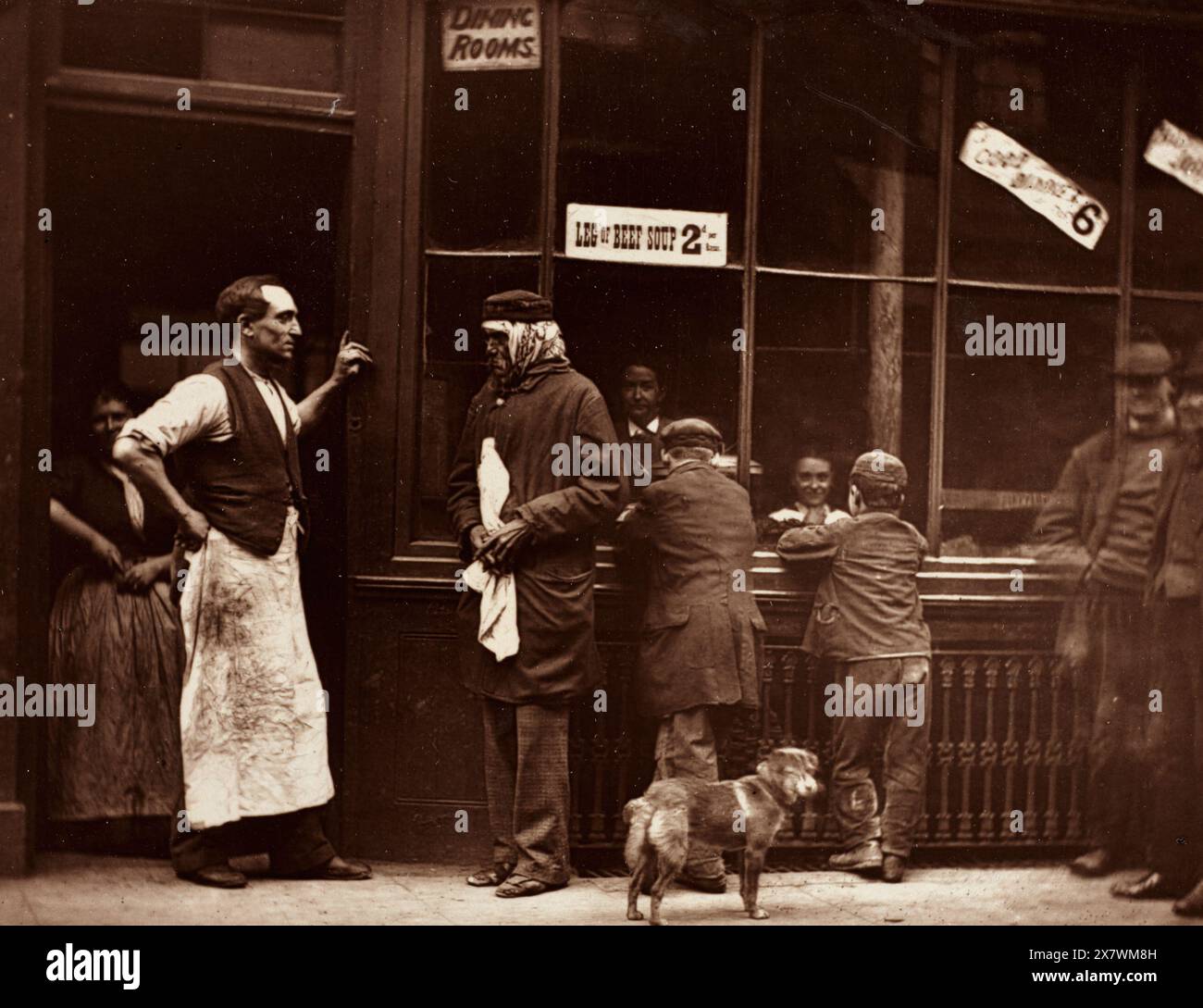 La casa di un Convict. Vintage London Street Photography, fine XIX secolo, di John Thomson, 1877. A Drury Lane c'è una casa che è stata celebrata per più di un secolo. Era un "negozio di cucina" ai tempi di Jack Sheppard. Questo famigerato criminale spesso cenava lì, ed è ancora frequentato da detenuti affamati o da uomini del biglietto di congedo, che trovano gentilmente il benvenuto e possono, se lo desiderano, ricevere consigli sani dal proprietario di questo strano locale…” Foto Stock