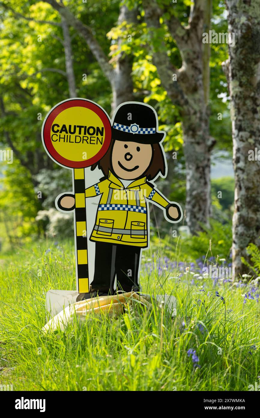 Attenzione i bambini firmano al di fuori della scuola elementare rurale, Kilchoan, Ardnamurchan, Argyll and Bute, Scozia, REGNO UNITO Foto Stock