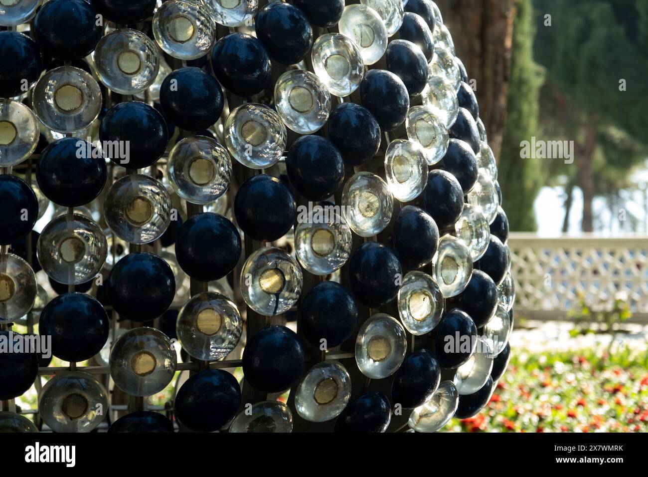 Canakkale, Turchia - 19 marzo 2024: Primo piano del monumento nel Giardino turco al Memoriale dei Martiri di Canakkale. Le 8 bandiere turche nere rappresentano il Th Foto Stock