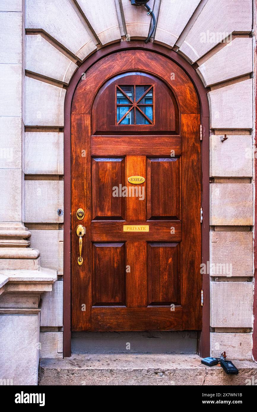 Porta ad arco in legno d'epoca circondata da lavori in pietra personalizzati a Staunton, Virginia Foto Stock