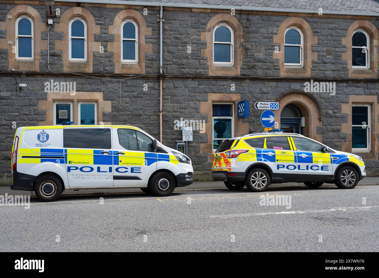 Auto della polizia e furgone della polizia parcheggiati fuori dalla stazione di polizia di Oban, Oban, Scozia, Regno Unito Foto Stock
