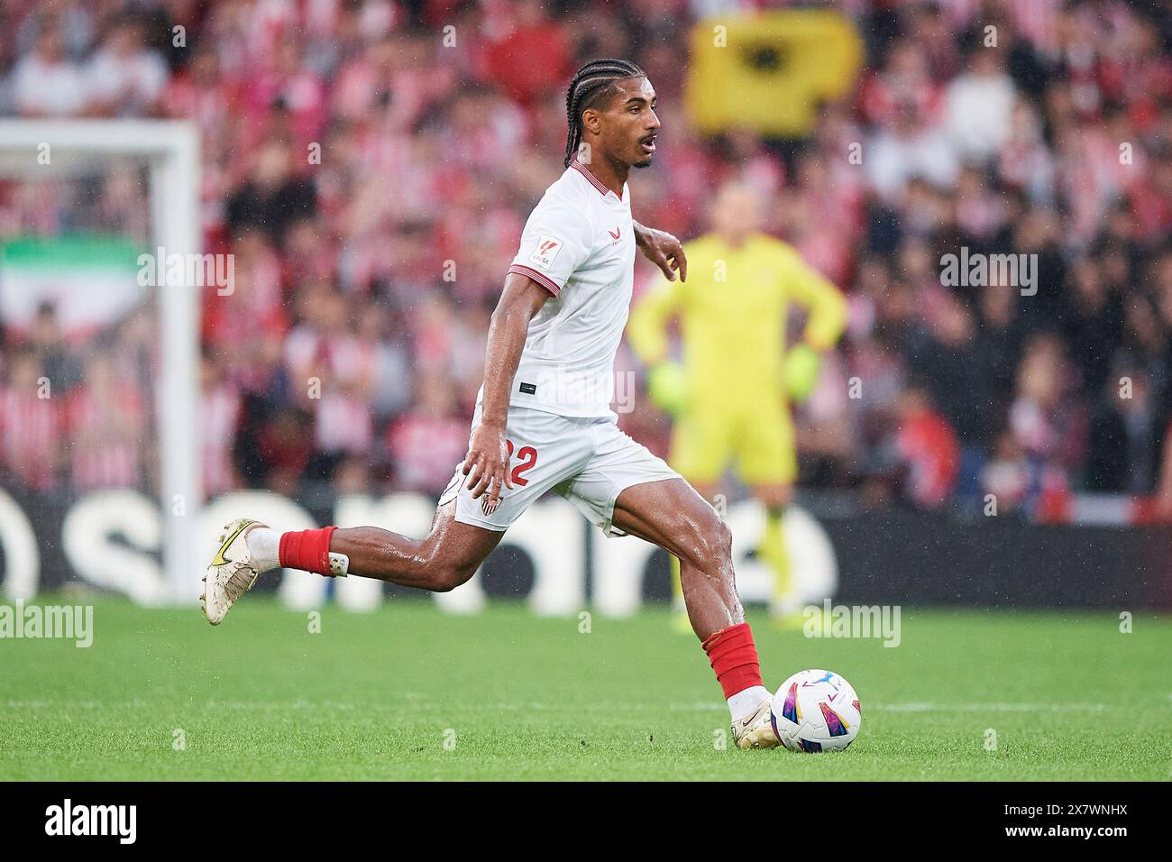 Loic Bade del Sevilla FC con il pallone durante il LaLiga EA Sports match tra Athletic Club e Sevilla FC al San Mames Stadium il 19 maggio 2024 in B Foto Stock