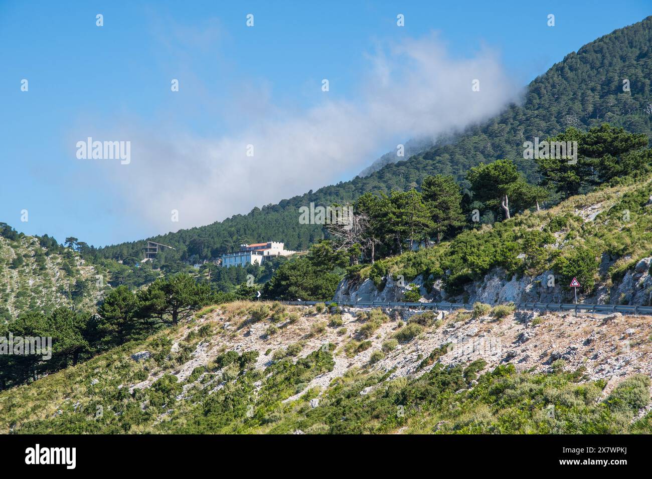 La strada di montagna che attraversa il passo di Llogara sulla Riviera albanese Foto Stock