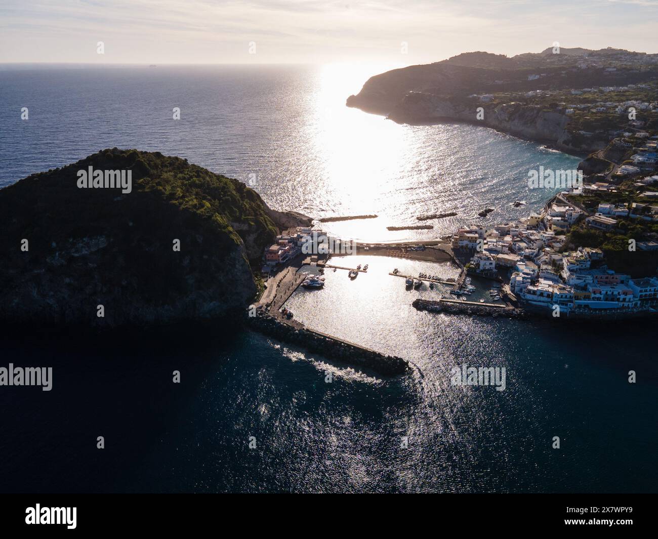 Foto aerea della costa e dell'isola di Sant'Angelo di Ischia al tramonto, Italia, Golfo di Napoli, Ischia Foto Stock