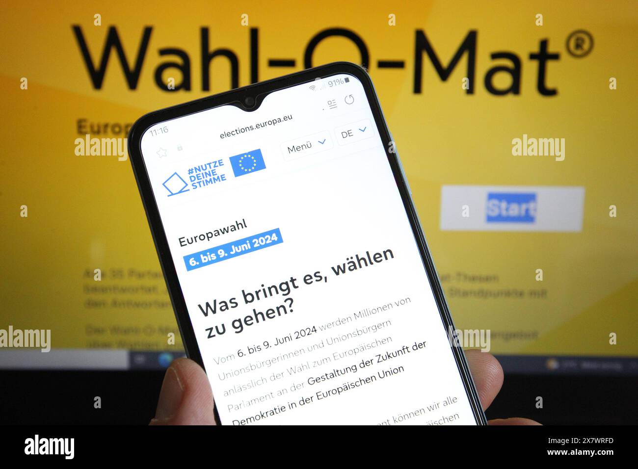 Auf einem smartphone ist die Website der Europäischen Union mit Informationen zur Europawahl aufgerufen worden. Dahinter wurde auf einem laptop die Website der Wahlentscheidungshilfe Wahl-o-Mat aufgerufen. Symbolbild/Symbolfoto Wahl-o-Mat. Schnelsen Hamburg *** il sito web dell'Unione europea con informazioni sulle elezioni europee è stato accessibile da uno smartphone dietro di esso, il sito web Wahl o Mat è stato accessibile da un laptop immagine simbolo foto simbolo Wahl o Mat Schnelsen Amburgo Foto Stock