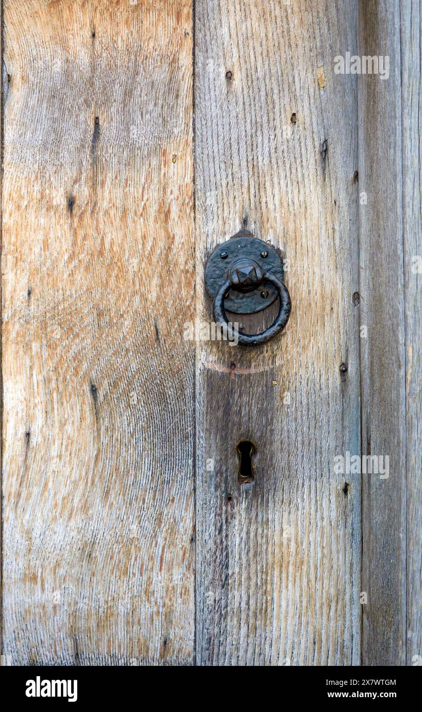 La vecchia porta bussava alla porta di legno Foto Stock