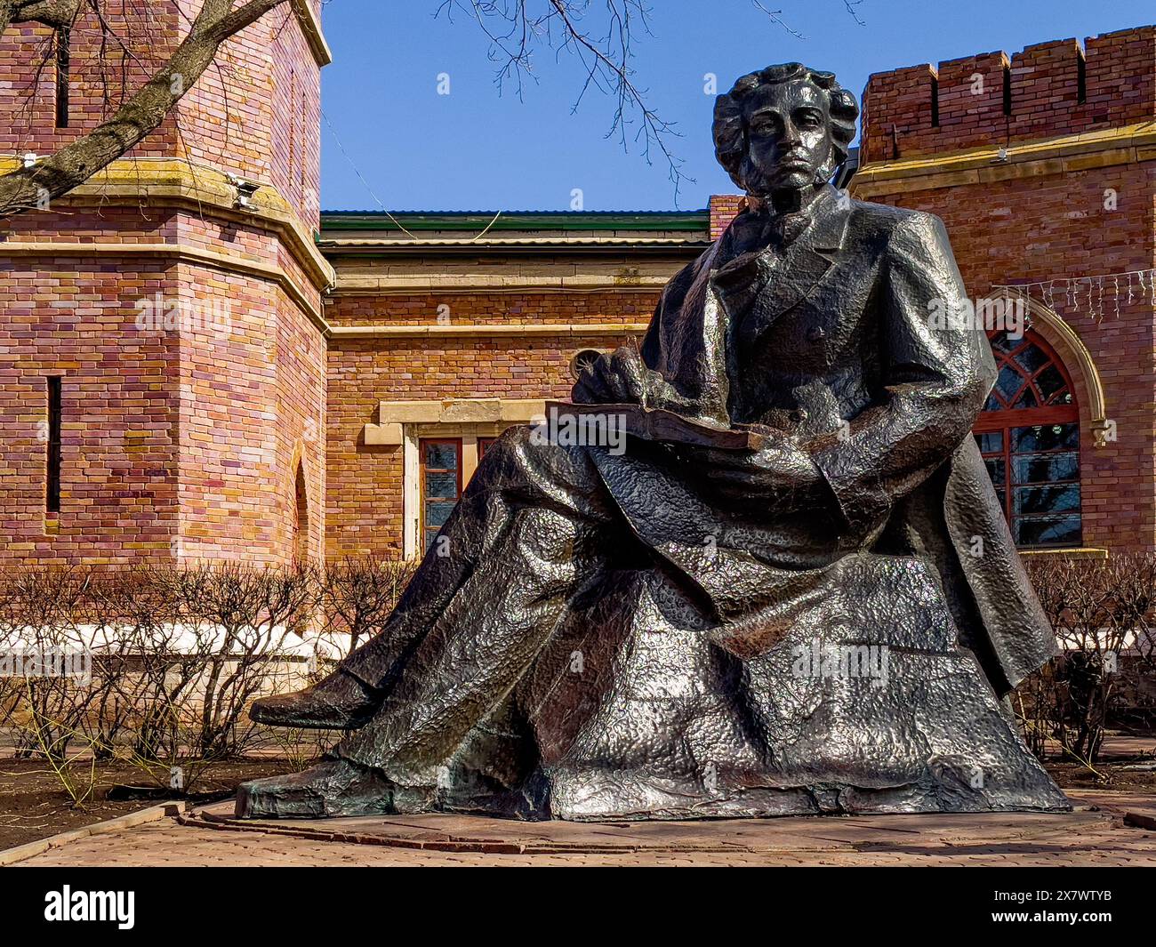 Orenburg, Russia - 5 aprile 2024. Monumento di Alexandr Pushkin nella città di Orenburg, Russia Foto Stock