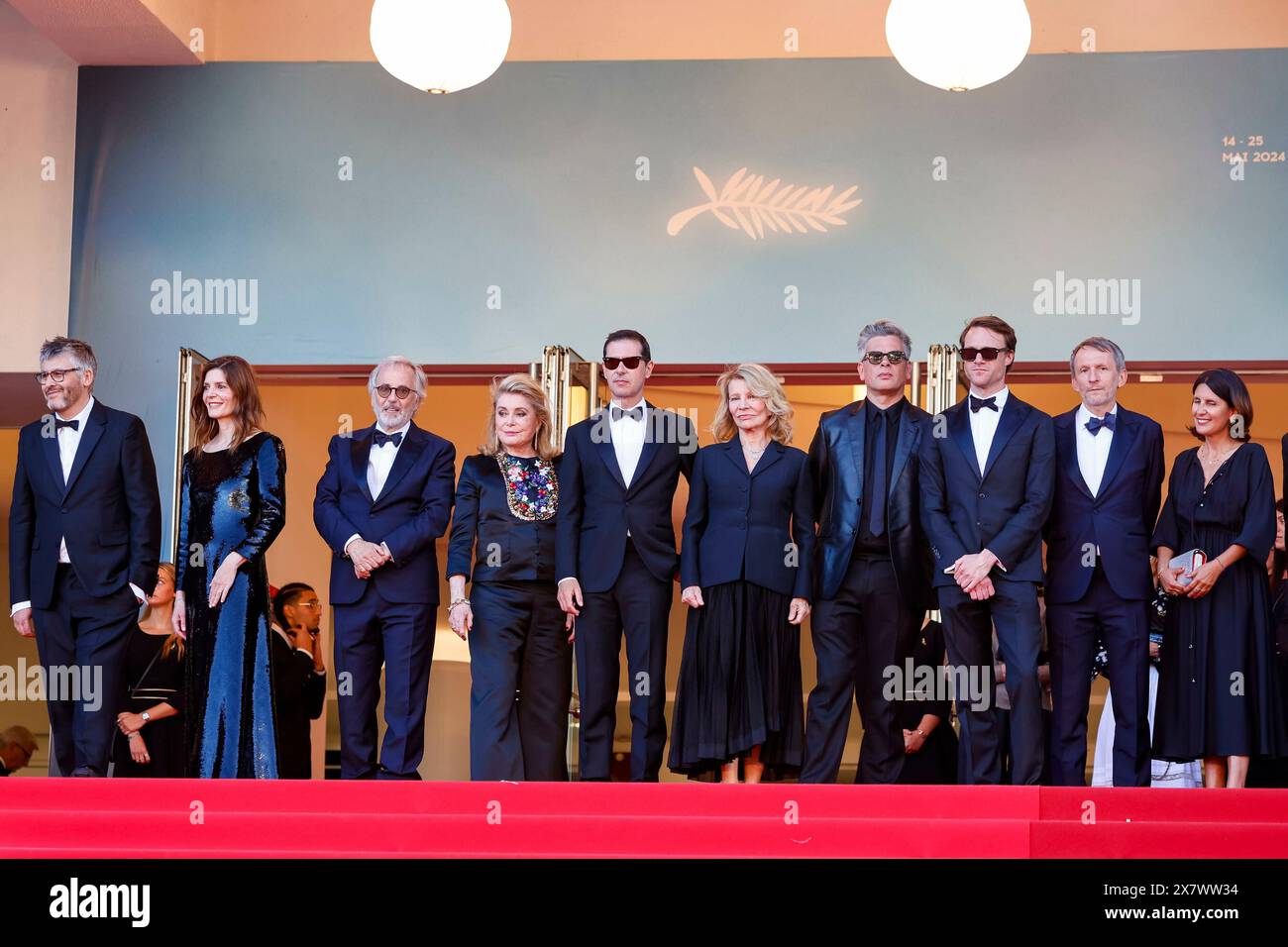Christophe Honore, Melvil Poupaud, chiara Mastroianni, Catherine Deneuve, Benjamin Biolay, Philippe Martin, Hugh Skinner, Alexandra Henochsberg, David Thion, Nicole Garcia e Fabrice Luchini assistono alla première del Red carpet di Marcello mio durante il 77° Festival di Cannes al Palais des Festivals di Cannes, in Francia, il 21 maggio 2024. Foto Stock