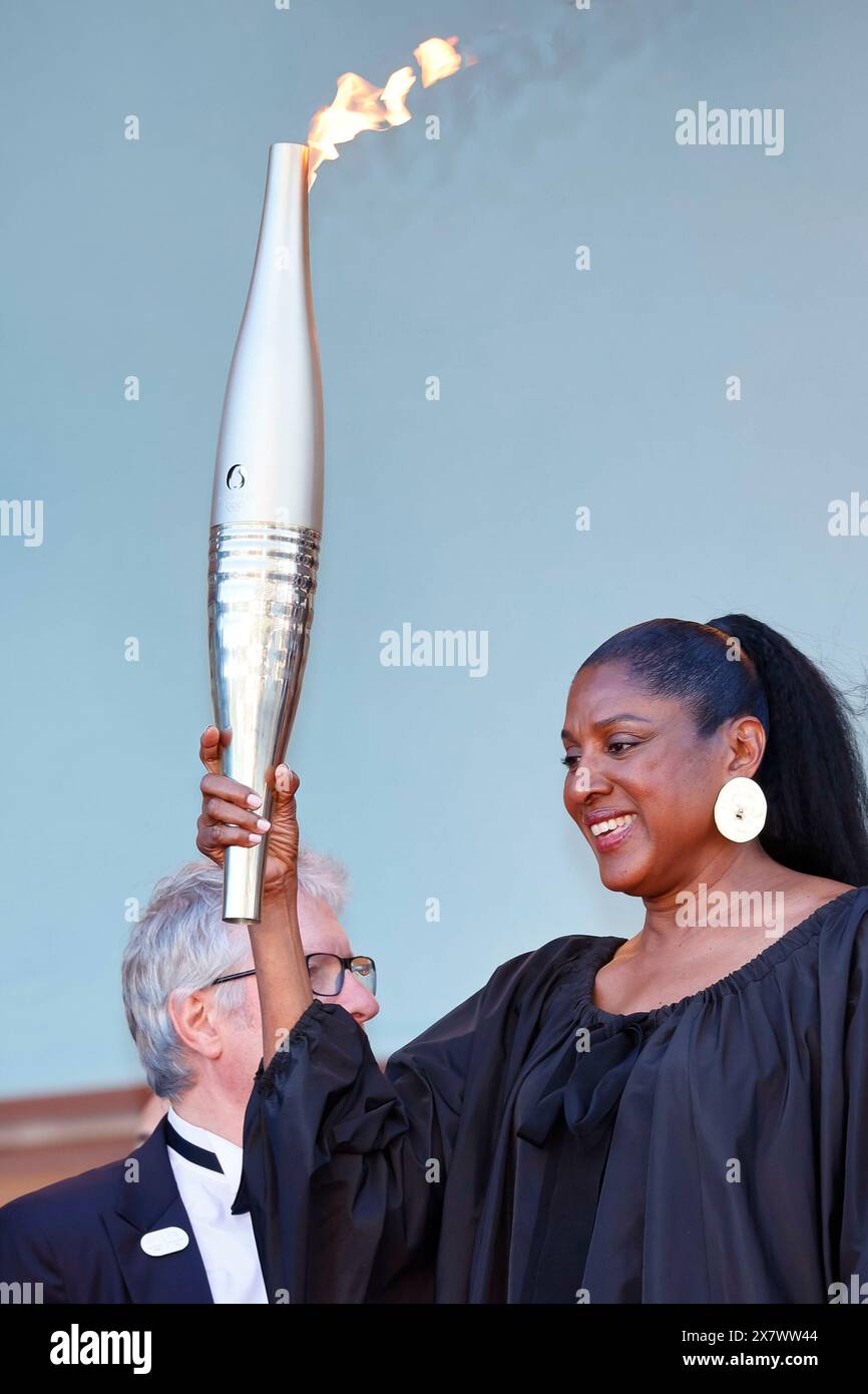 Marie Josee Perec detiene la fiamma olimpica alla première di Marcello mio sul tappeto rosso durante il 77° Festival di Cannes al Palais des Festivals di Cannes, in Francia, il 21 maggio 2024. Foto Stock