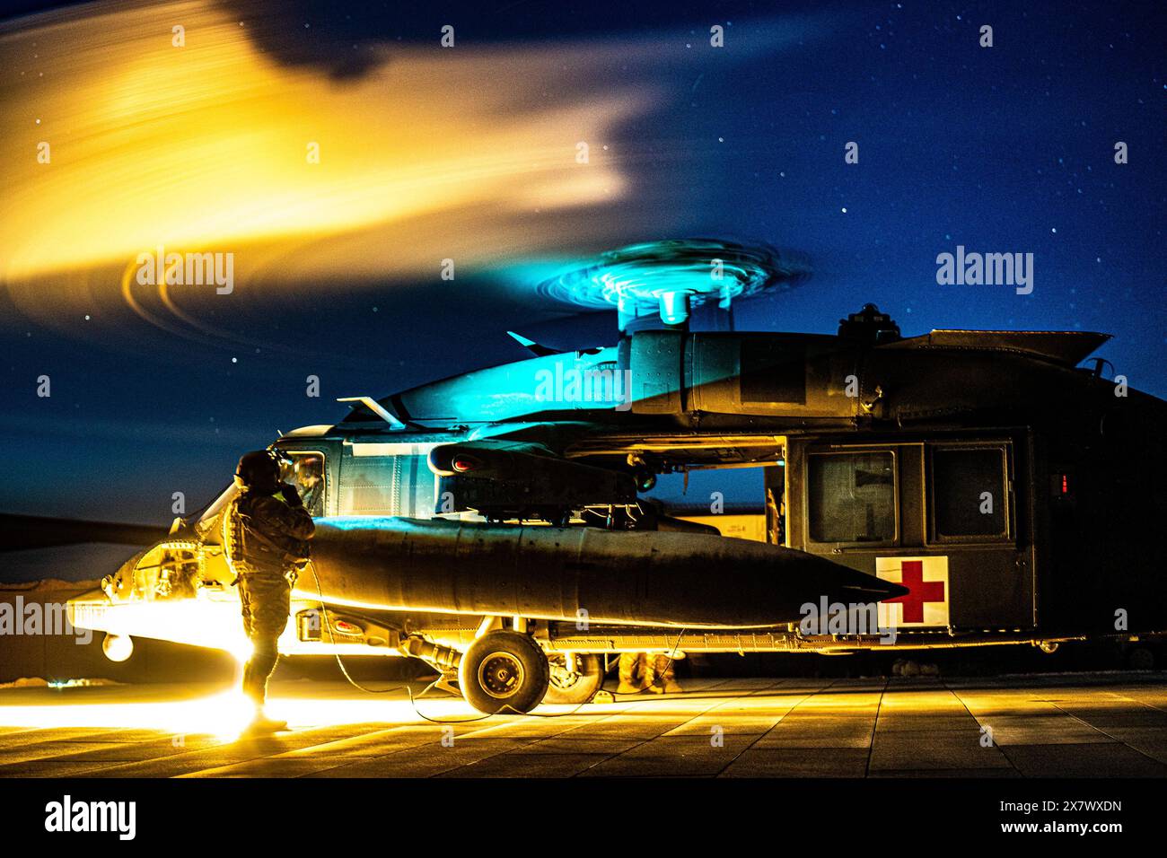 Charlie Company ''DUSTOFF'', 3-82 General Support Aviation Battalion, 82nd Combat Aviation Brigade, 82nd Airborne Division prepararsi e decollare per un volo notturno il 12 maggio 2024. DUSTOFF utilizza l'HH-60M per condurre evacuazioni mediche. SOLO PER USO EDITORIALE! Non per USO commerciale! Foto Stock