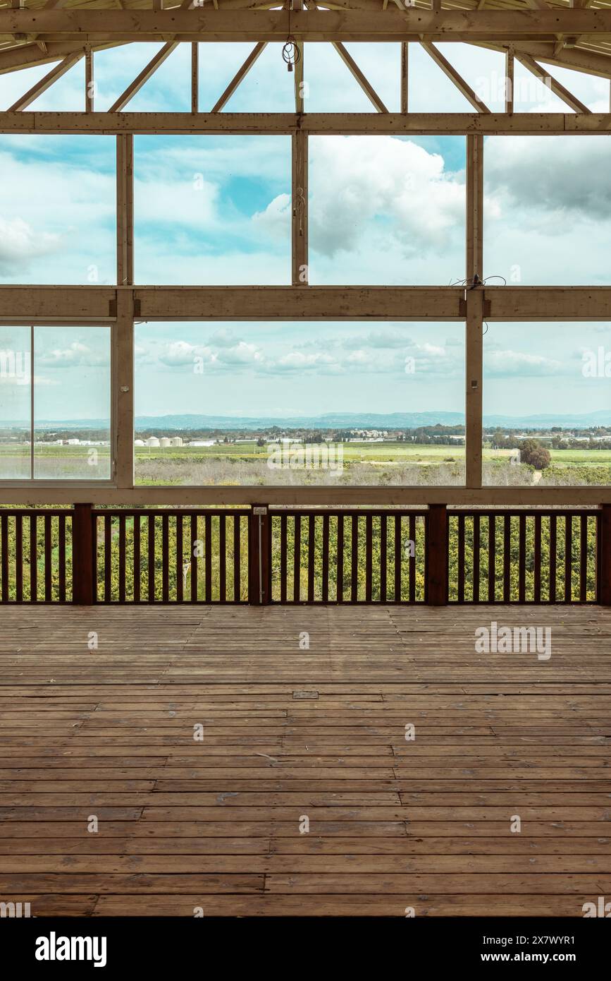 Struttura in legno con parquet e grandi finestre con un bellissimo paesaggio all'orizzonte Foto Stock