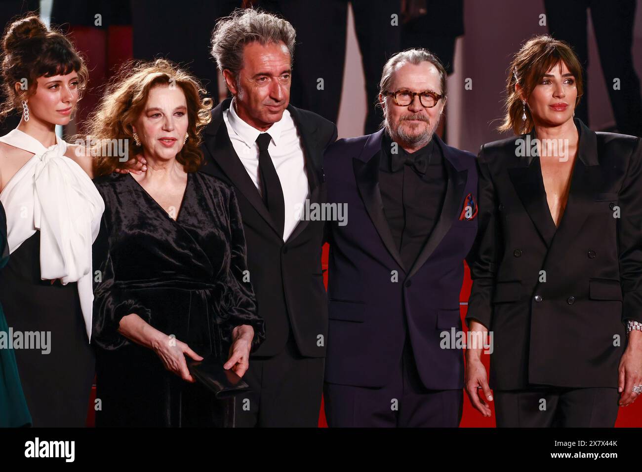 Cannes, Francia. 21 maggio 2024. Peppe Lanzetta, Dario Aita, Daniele Rienzo, Isabella Ferrari, Celeste dalla porta, Paolo Sorrentino, Stefania Sandrelli, Gary Oldman e Luisa Ranieri (foto di Beata Zawrzel/NurPhoto) crediti: NurPhoto SRL/Alamy Live News Foto Stock