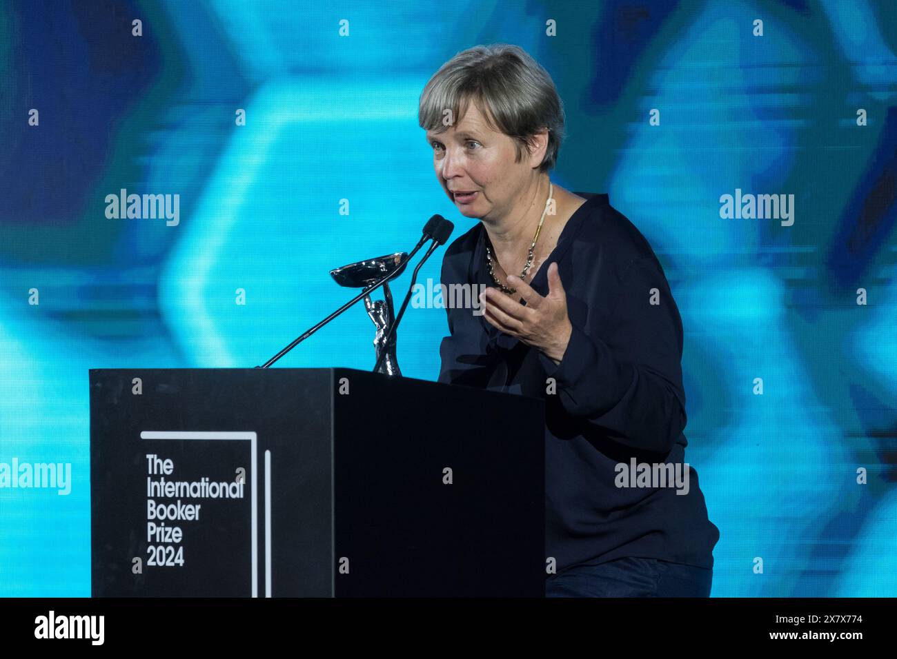 Londra, Regno Unito. 21 maggio 2024. LONDRA, REGNO UNITO - 21 MAGGIO 2024: La vincitrice dell'International Booker Prize 2024 l'autrice Jenny Erpenbeck parla durante la cerimonia di premiazione alla Tate Modern di Londra, Regno Unito, il 21 maggio 2024. L'International Booker Prize viene assegnato ogni anno per il miglior singolo lavoro di narrativa di tutto il mondo che è stato tradotto in inglese e pubblicato nel Regno Unito e in Irlanda. (Foto di Wiktor Szymanowicz/NurPhoto) credito: NurPhoto SRL/Alamy Live News Foto Stock