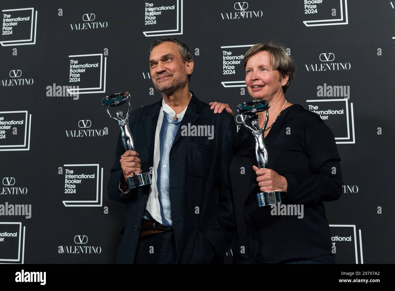 Londra, Regno Unito. 21 maggio 2024. LONDRA, REGNO UNITO - 21 MAGGIO 2024: I vincitori dell'International Booker Prize 2024 l'autore Jenny Erpenbeck (R) e il traduttore Michael Hofmann posano con i trofei durante la cerimonia di premiazione alla Tate Modern di Londra, Regno Unito, il 21 maggio 2024. L'International Booker Prize viene assegnato ogni anno per il miglior singolo lavoro di narrativa di tutto il mondo che è stato tradotto in inglese e pubblicato nel Regno Unito e in Irlanda. (Foto di Wiktor Szymanowicz/NurPhoto) credito: NurPhoto SRL/Alamy Live News Foto Stock