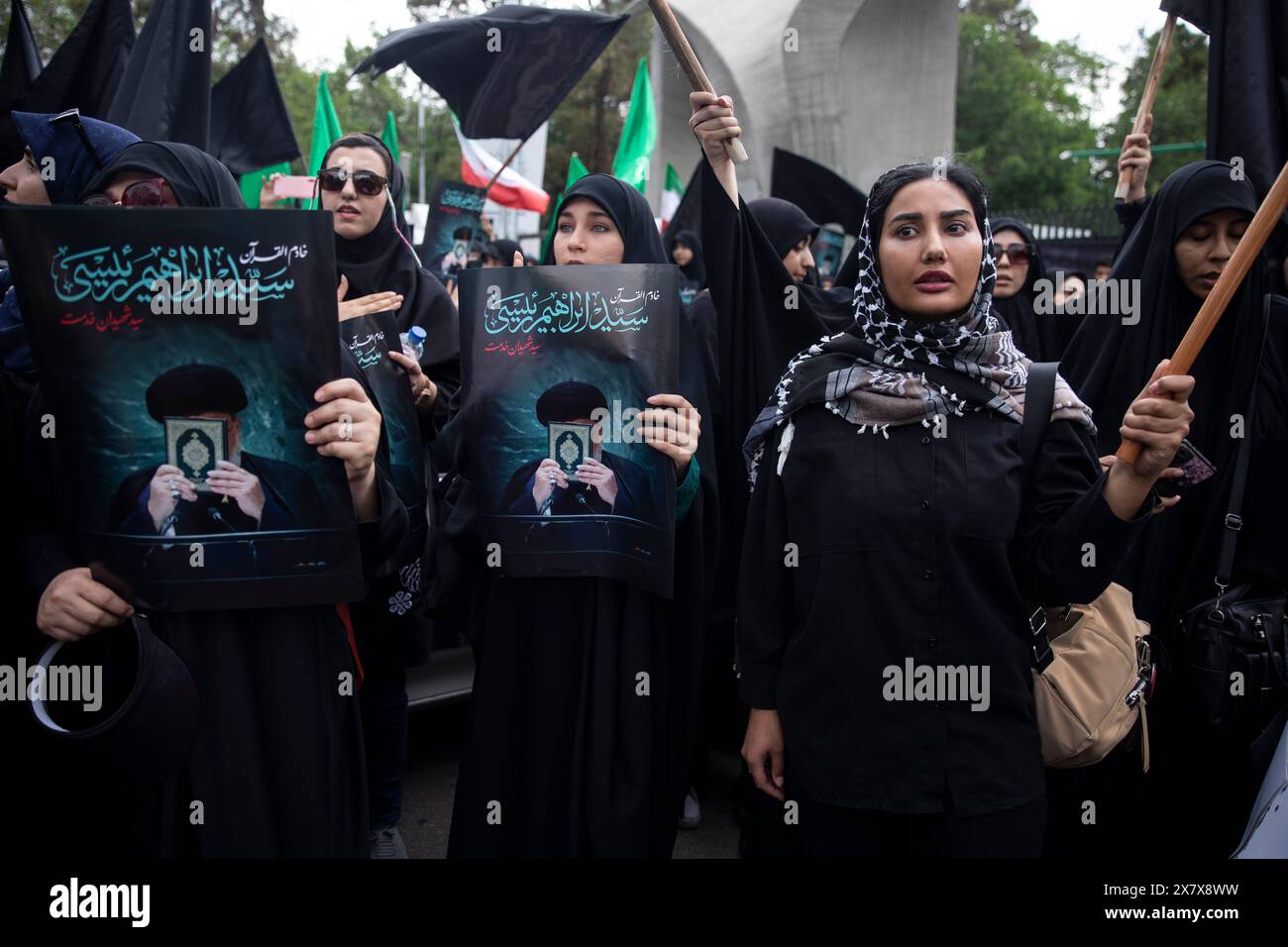 Teheran, Iran. 21 maggio 2024. Le donne iraniane tengono ritratti del presidente Ebrahim Raisi durante la manifestazione di lutto per il presidente Ebrahim Raisi di fronte all'ingresso dell'Università di Teheran, Teheran, Iran, martedì 21 maggio, 2024 il presidente Raisi e il ministro degli Esteri del paese, Hossein Amirabdollahian, sono stati trovati morti lunedì ore dopo che il loro elicottero si è schiantato nella nebbia. (Foto di Sobhan Farajvan/Pacific Press) credito: Pacific Press Media Production Corp./Alamy Live News Foto Stock
